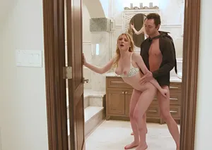 Món quà bất ngờ của má kế cho cậu con trai vừa mới tốt nghiệp ra trường