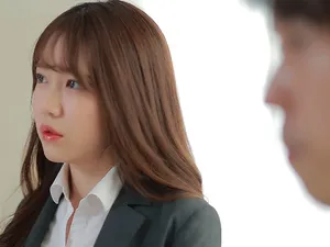 Bất lực nằm dưới gầm giường nghe tiếng cô vợ rên với đàn em thân tín