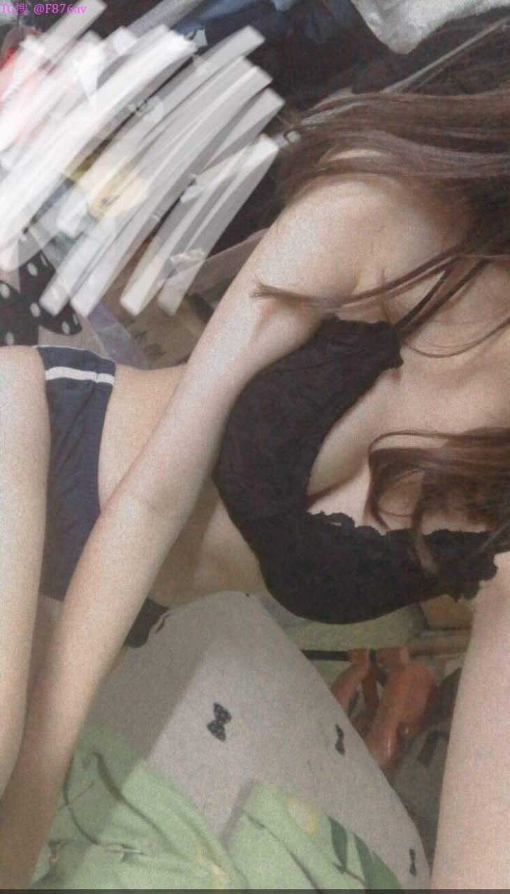 Không thể rời mắt khỏi cặp vú của em đồng nghiệp