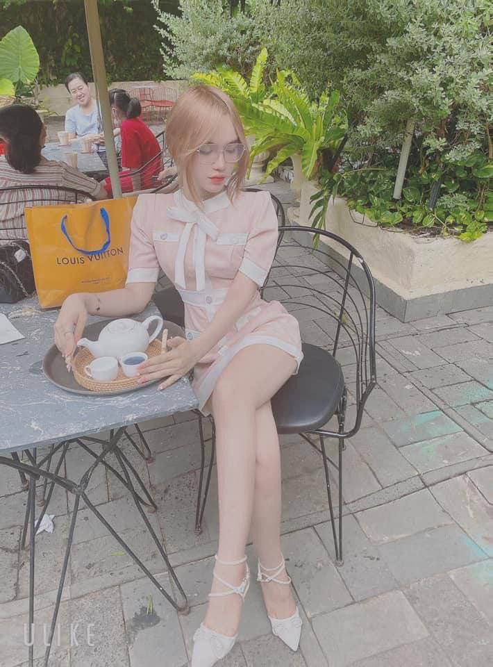 Đỉnh cao của bộ ngực lớn tóc vàng tự nhiên